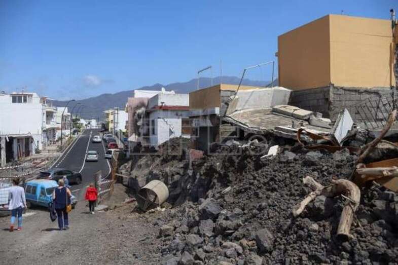 El cruce del barrio de La Laguna, abierto a la circulación desde el miércoles 13 de abril tras ser sepultado por las coladas del volcán / Luis G. Morera